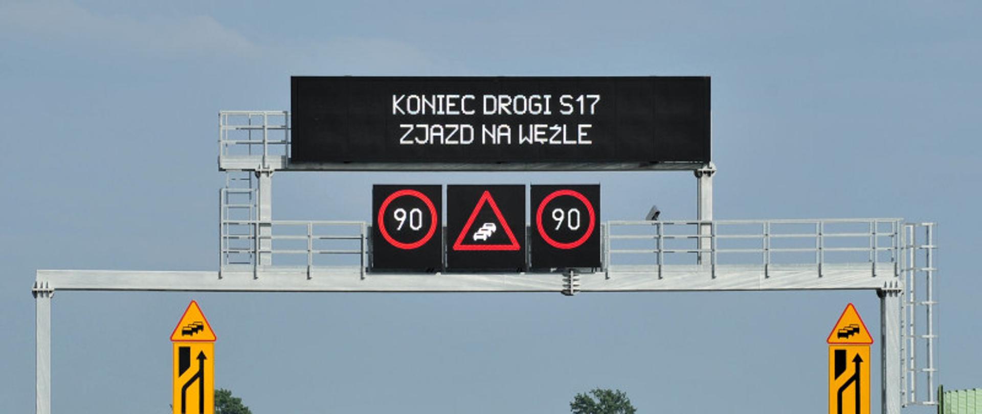Droga ekspresowa S17 - widoczna tablica i znaki zmiennej treści zamontowane na bramownicy.
