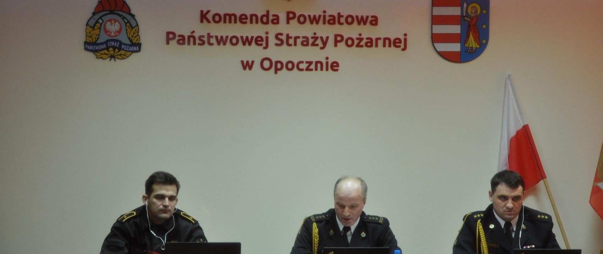 Zdjęcie przedstawia funkcjonariuszy KP PSP w Opocznie prowadzących wideokonferencje. 