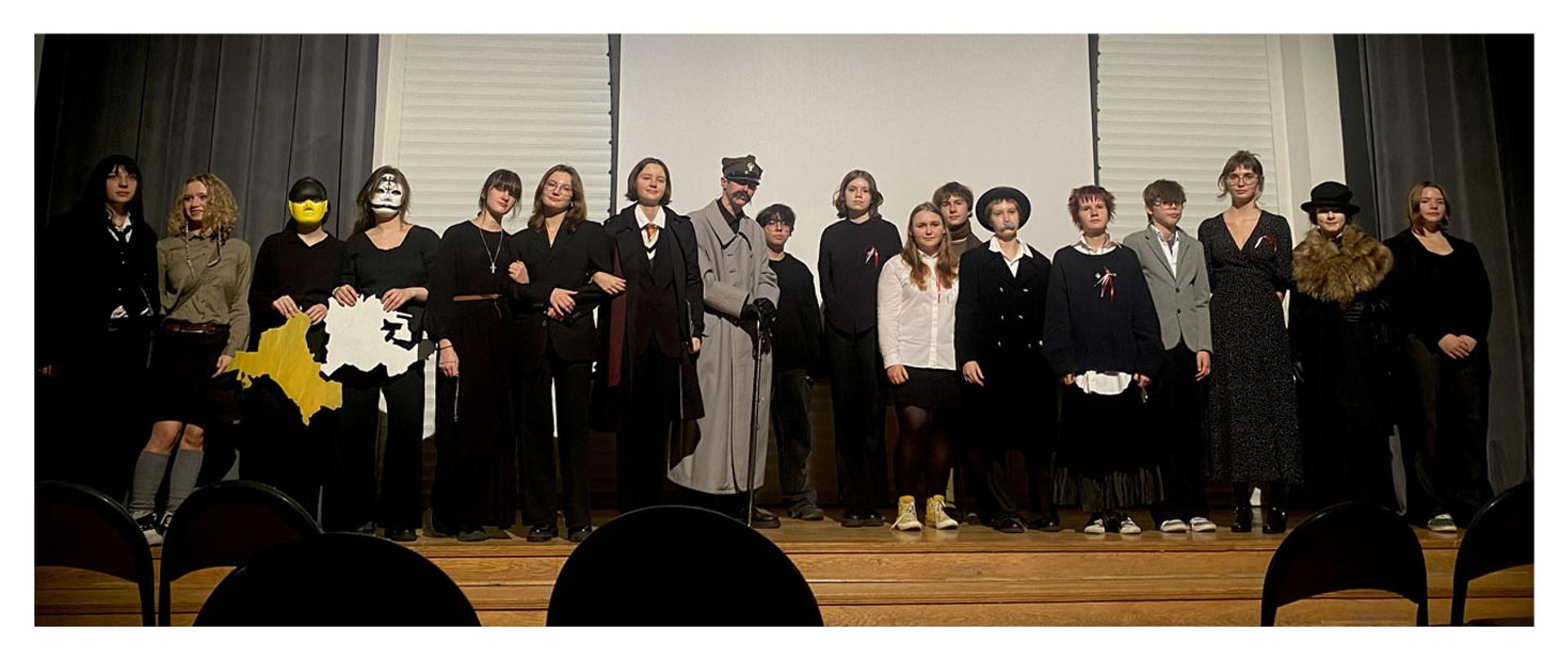 7 listopada w nasz szkole odbyły się uroczyste obchody Święta Niepodległości. Cała społeczność zebrała się na auli, aby wspólnie zaśpiewać Mazurek Dąbrowskiego i obejrzeć przygotowane przez klasę 2a przedstawienie. 