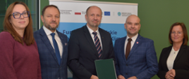 Na zdjęciu od lewej: Agnieszka Kaczorowska – wydział Edukacji Ekologicznej NFOŚiGW, Jarosław Zielonka - dyrektor Zespołu Szkół im. Karola Kurpińskiego we Włoszakowicach, Robert Gajda – zastępca prezesa zarządu NFOŚiGW, Marek Wąsowicz - wójt Gminy Włoszakowice, Monika Ławecka - skarbnik Gminy Włoszakowice
