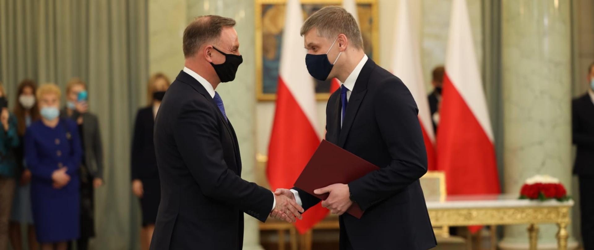 Prezydent RP Andrzej Duda gratuluje Piotrowi Nowakowi nominacji na stanowisko ministra rozwoju i technologii