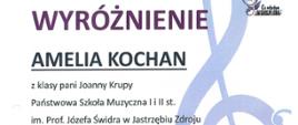 Białe tło, po prawej u góry logo konkursu, poniżej po prawej duży klucz wiolinowy. Po lewej: wyróżnienie Amelia Kochan z klasy pani Joanny Krupy Państwowa Szkoła Muzyczna I i II st. im. prof. Józefa Świdra w Jastrzębiu-Zdroju w III Ogólnopolskim Konkursie "Co młodym w duszy gra?", 13-15 kwietnia 2023 r. Zespół Szkół Muzycznych I i II st. w Rudzie Śląskiej. Poniżej skład jury i podpisy. Na samym dole logo Patronat, opieka merytoryczna oraz sponsorów.