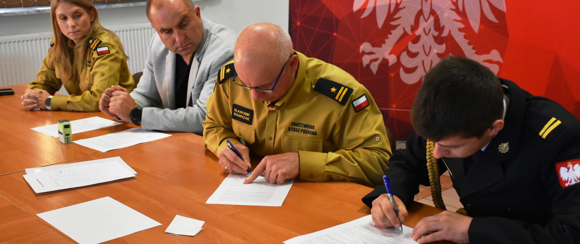Komendant Powiatowy PSP w Skarżysku-Kamiennej podpisuje umowę z funkcjonariuszem PSP na przeprowadzenie kursu prawa jazdy 