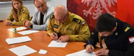 Komendant Powiatowy PSP w Skarżysku-Kamiennej podpisuje umowę z funkcjonariuszem PSP na przeprowadzenie kursu prawa jazdy 