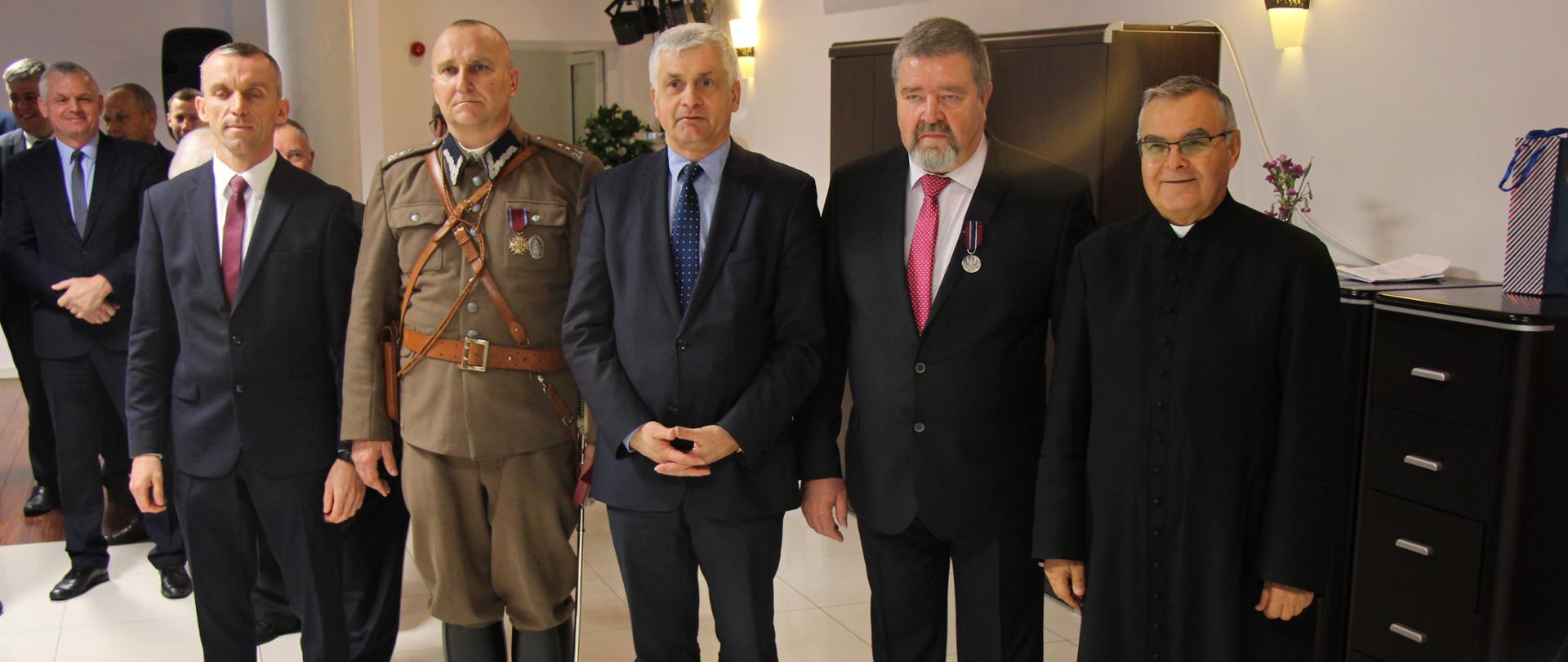 Wojewoda podlaski wręczył medale mieszkańcom powiatu sejneńskiego