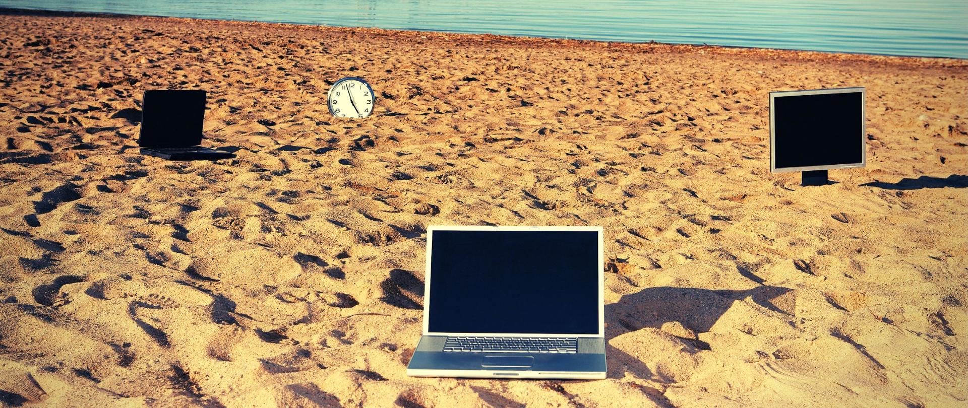 Komputery na plaży.
