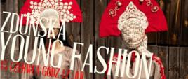 Na tle drewnianej ściany dwie kobiety w ludowych biało-czerwonych strojach ludowych na tym napis "ZDUŃSKA YOUNG FASHION" 15 czerwca godz. 17.00