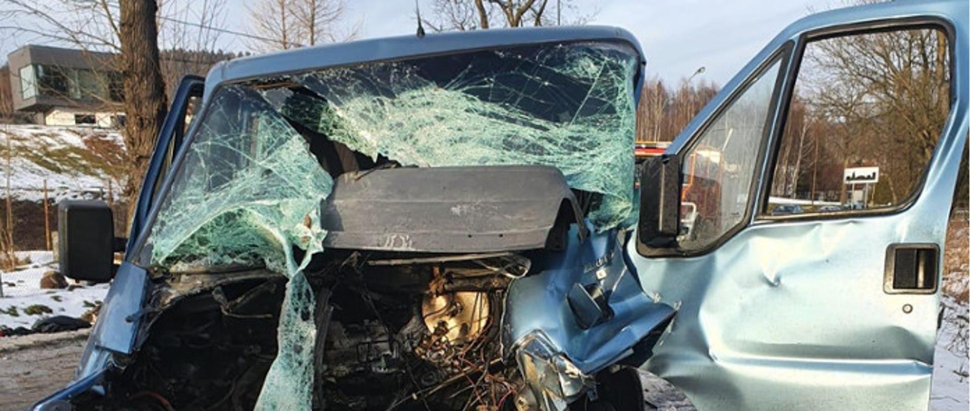 Widok zniszczonego pojazdu w wyniku wypadku