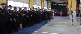 Strażacy ubrani w mundury galowe podczas uroczystej zbiórki w komendzie
