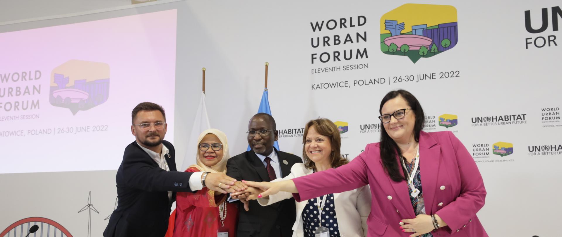 pamiątkowe zdjęcie z uściskiem dłoni