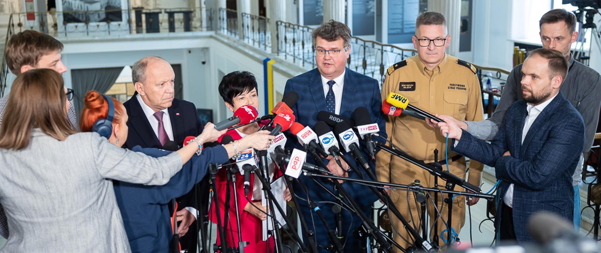 25 mln zł dla Młodzieżowych Drużyn Pożarniczych – konferencja z udziałem wiceministra Macieja Wąsika