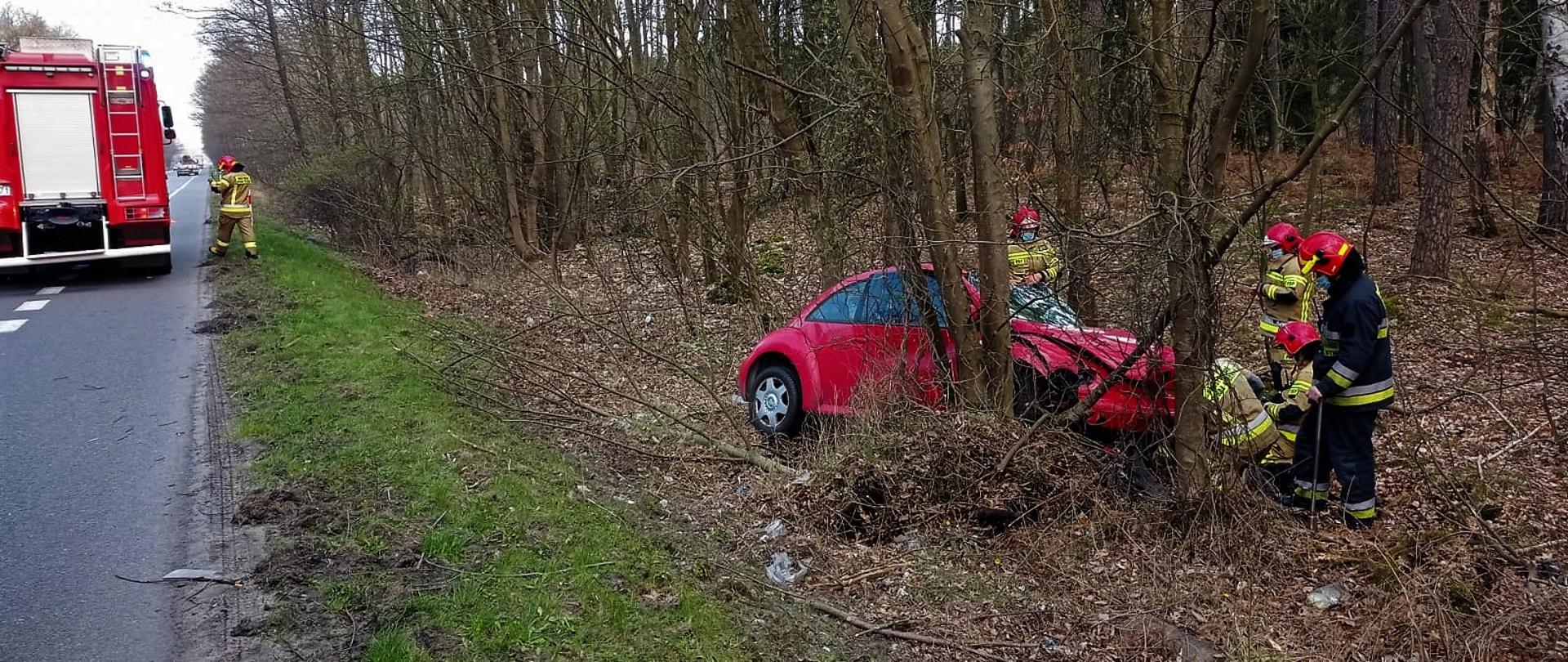 Samochód osobowy wypadł z drogi i uderzył w drzewo