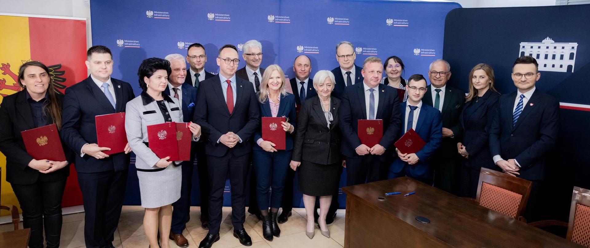 Minister infrastruktury Dariusz Klimczak, poseł na Sejm RP Adrian Witczak, wojewoda łódzki Dorota Ryl oraz Magdalena Spólnicka - wiceprzewodnicząca Sejmiku Województwa Łódzkiego wspólnie z samorządowcami 
