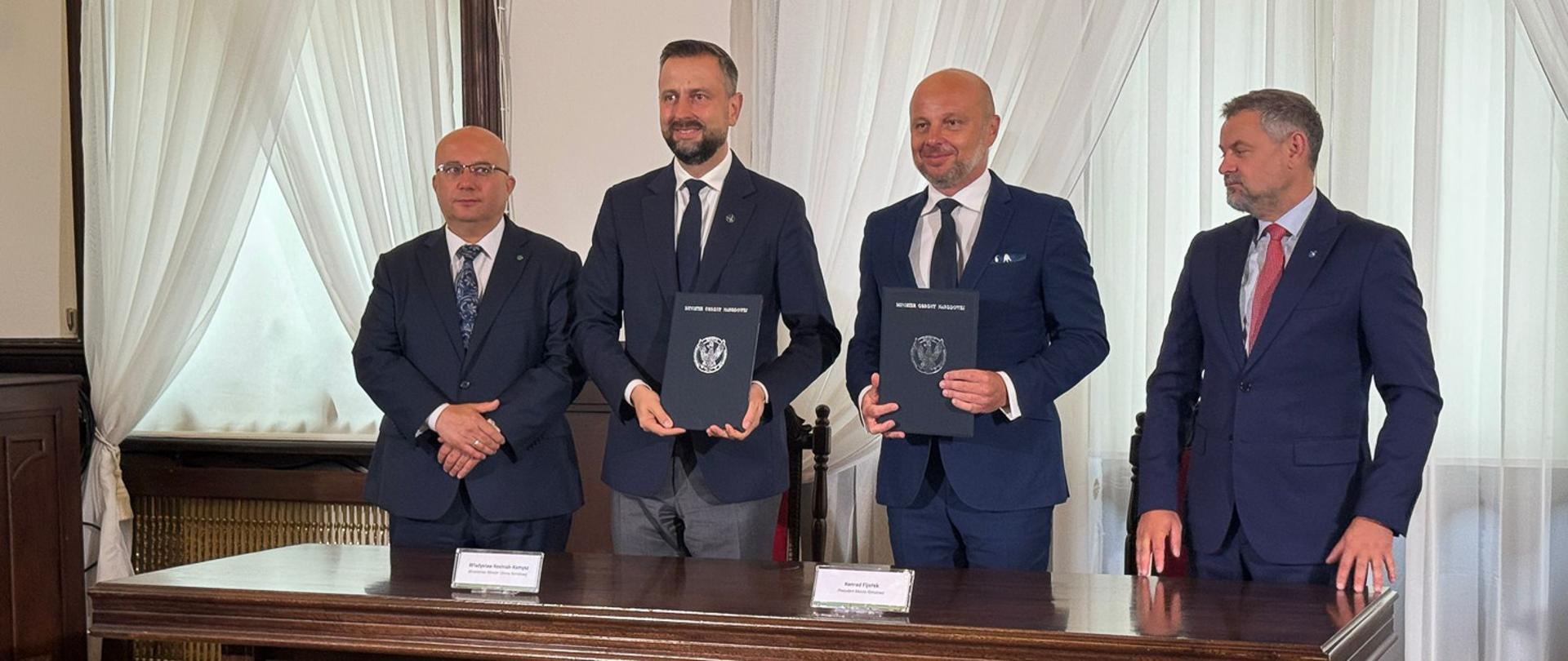 22 sierpnia br. o Rzeszowie, Władysław Kosiniak-Kamysz wicepremier, minister obrony narodowej oraz Konrad Fijołek, Prezydent Miasta Rzeszowa podpisali list intencyjny dotyczący współpracy w zakresie obronności i bezpieczeństwa państwa pomiędzy Ministerstwem Obrony Narodowej i Gminą Miasto Rzeszów.