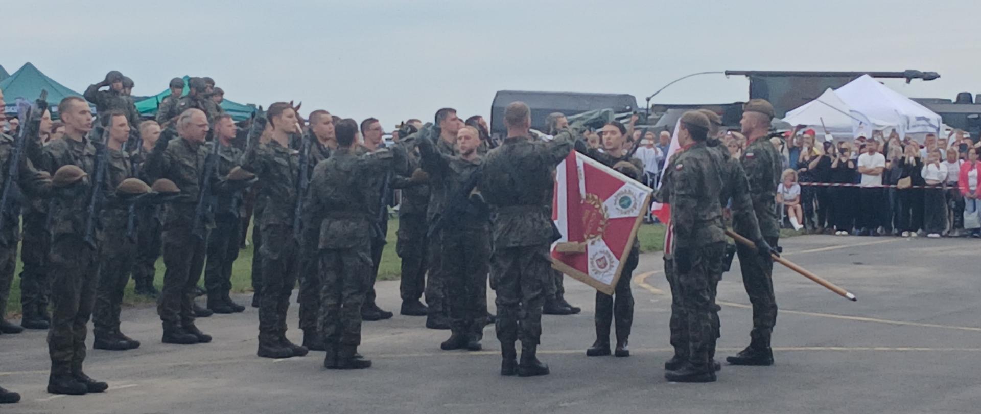 Żołnierze składający przysięgę