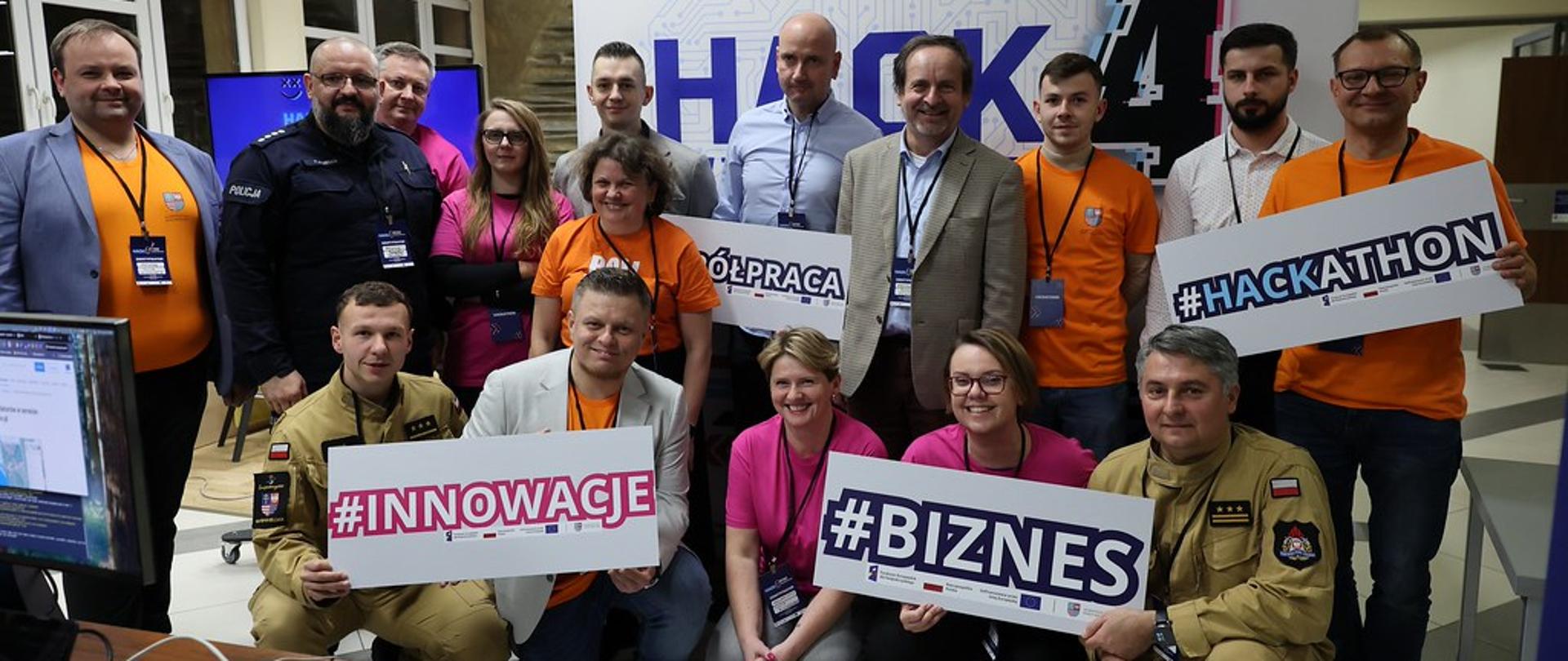 Zdjęcie grupowe podczas zawodów Hack4Defence Świętokrzyskie