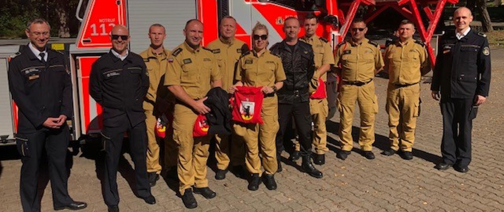 Wspólne zdjęcie wszystkich uczestników szkolenia na tle samochodu Berlińskiej Straży Pożarnej do prowadzenia działań z zakresu ratownictwa technicznego