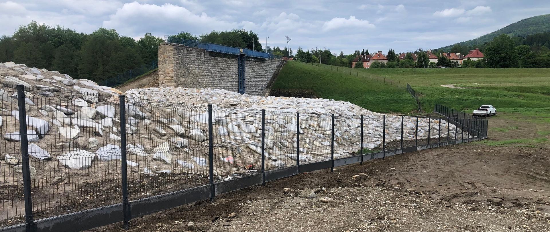 Wody Polskie zakończyły prace zabezpieczające suchy zbiornik przeciwpowodziowy w Stroniu Śląskim.