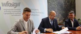 Zdjęcie z podpisania umowy. Na zdjęciu: prezes Zakładu Wodociągów i Kanalizacji w Miechowie Paweł Wilk, zastępca prezesa zarządu NFOŚiGW Robert Gajda, poseł Paweł Śliz 