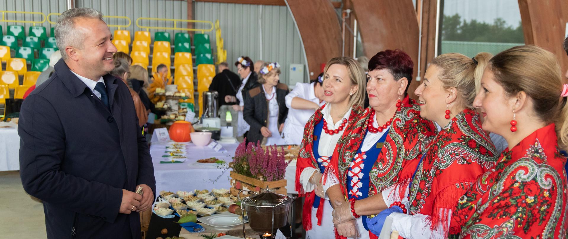 
Grupa ludzi stojąca na otwartym powietrzu podczas festynu
