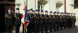 Stojąca w dwuszeregu kompania honorowa Centralnej Szkoły PSP w raz z pocztem sztandarowym oraz dowódcą