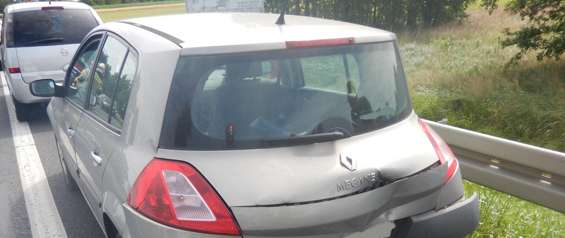 Zdjęcie przedstawia samochód, który brał udział w zdarzeniu. Samochód ma zniszczony tylni zderzak.