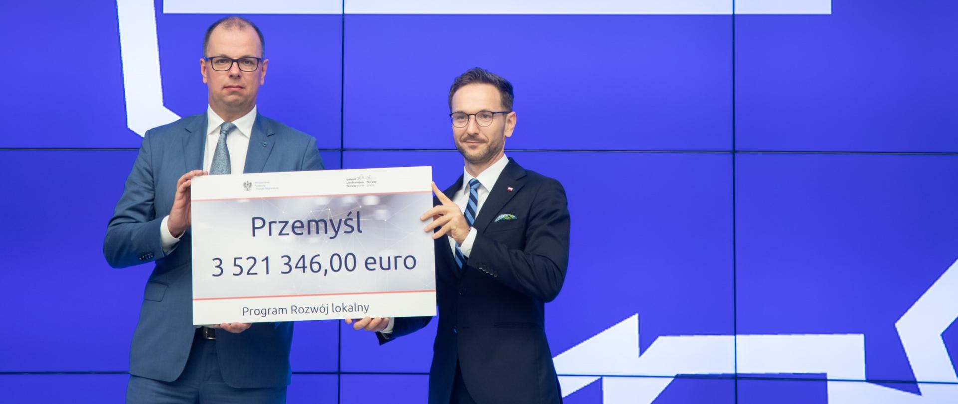 Od lewej prezydent miasta Przemyśl i wiceminister Waldemar Buda trzymają wspólnie czek z napisem: "Przemyśl 3 521 346,00 euro".