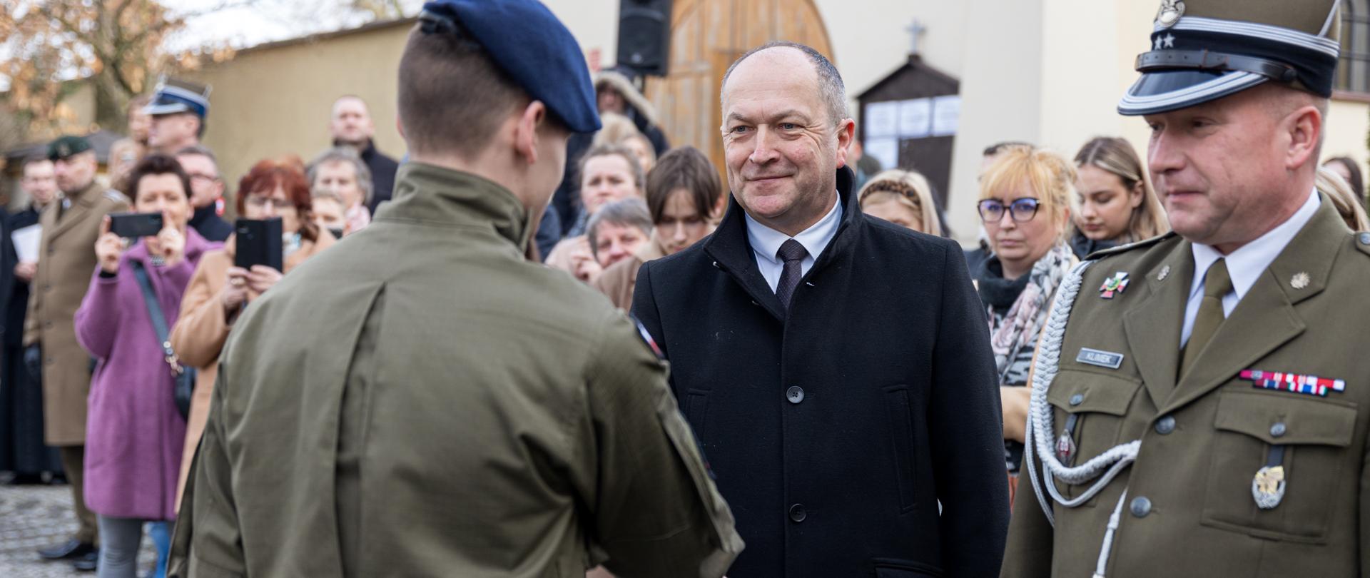 Ślubowanie Oddziału Przygotowania Wojskowego w Kłobucku z udziałem sekretarza stanu Henryka Kiepury