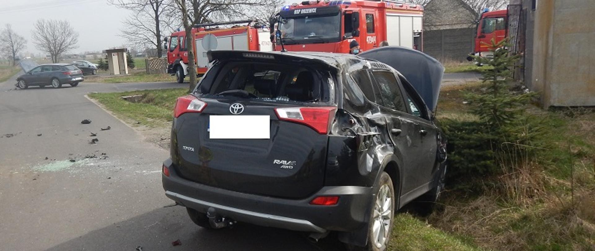 Zdjęcie przedstawia samochód osobowy po wypadku drogowym