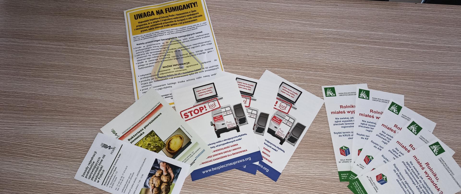 Zdjęcie przedstawia broszury informacyjne