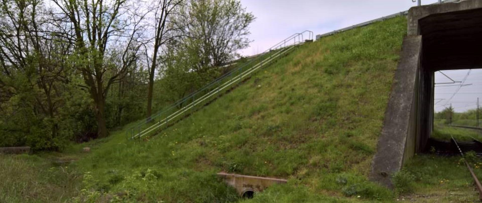 Widok na wiadukt kolejowy nad DK25 w miejscowości Honoratka