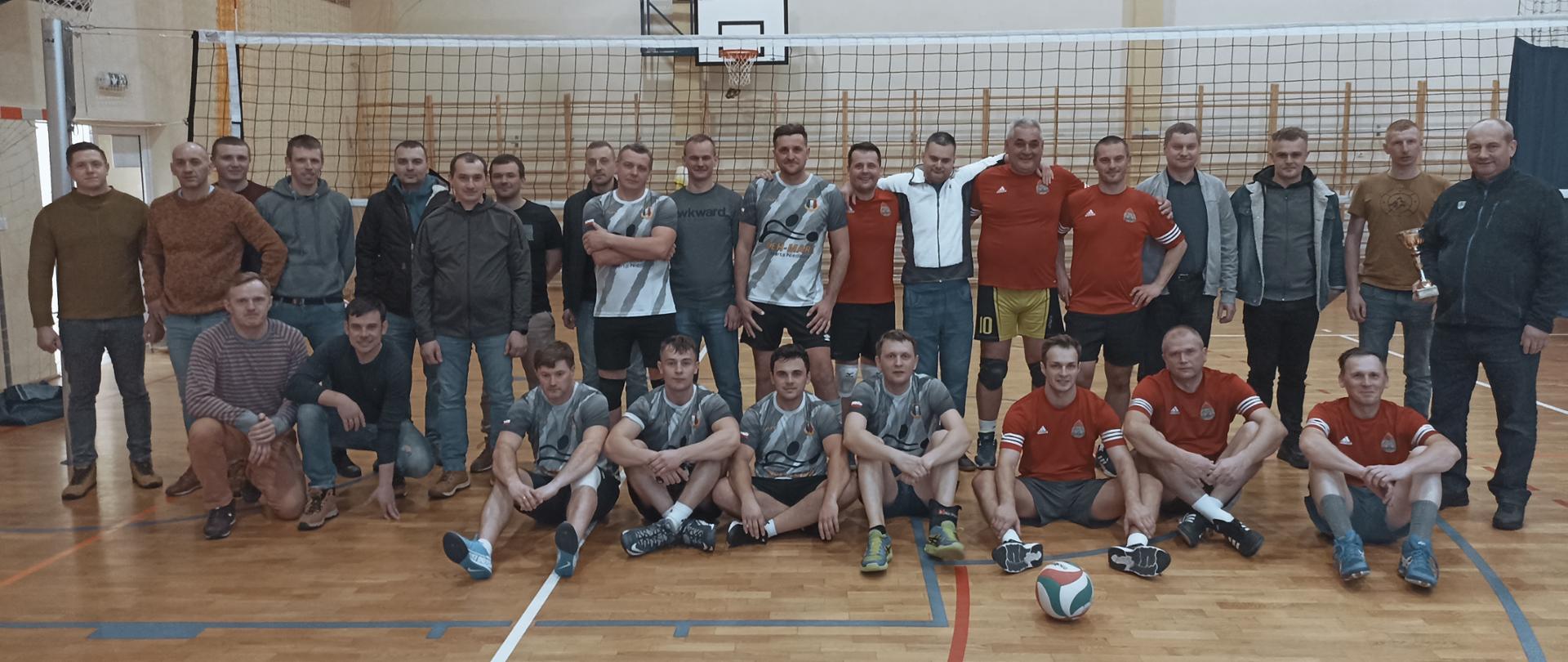 Na zdjęciach widzimy strażaków uczestniczących w Turnieju siatkarskim o Puchar Komendanta Powiatowego PSP w Leżajsku.