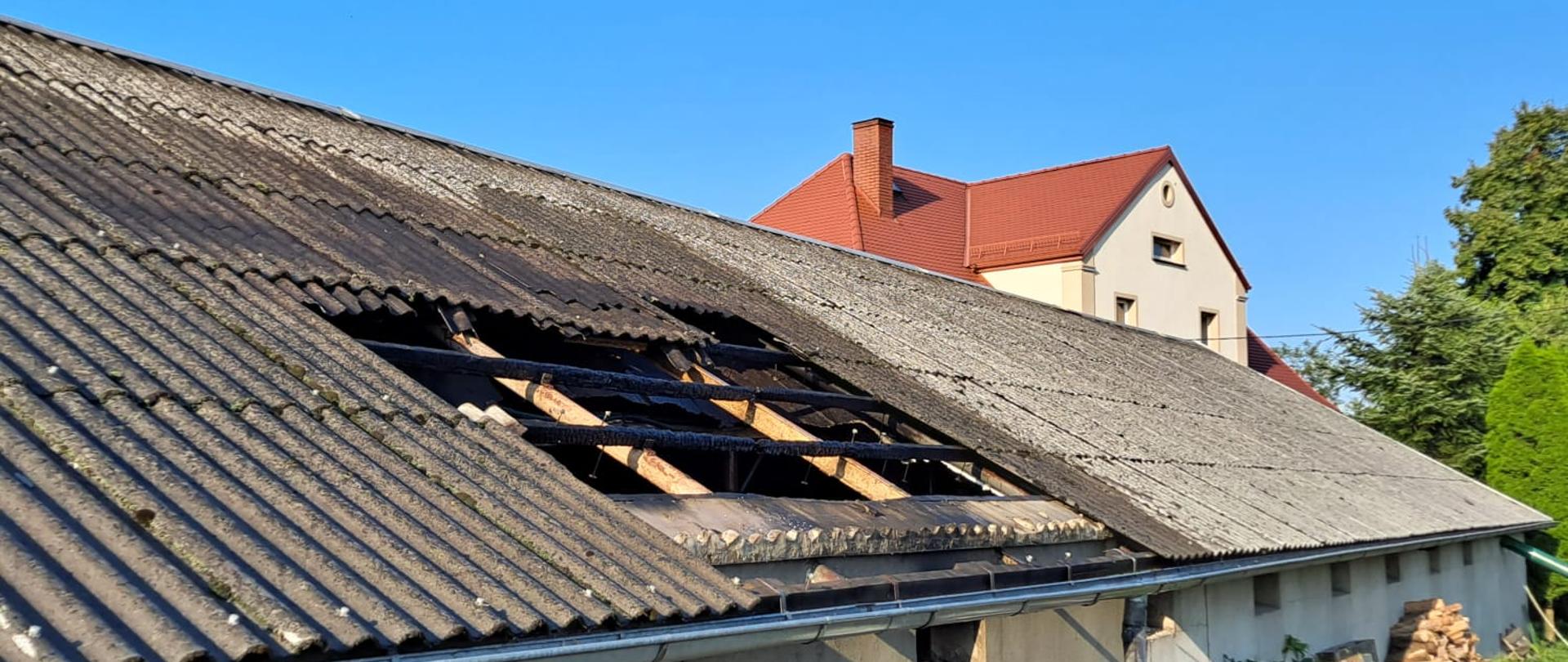 Widoczne miejsce budynek objęty pożarem oraz uszkodzenie dachu.