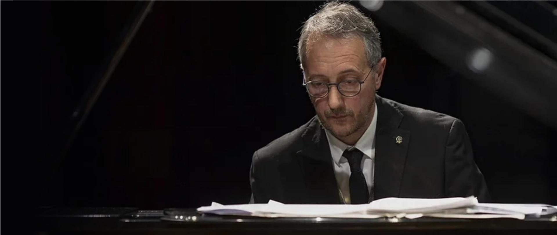 Grafika przedstawia Giuseppe Bruno grającego na fortepianie