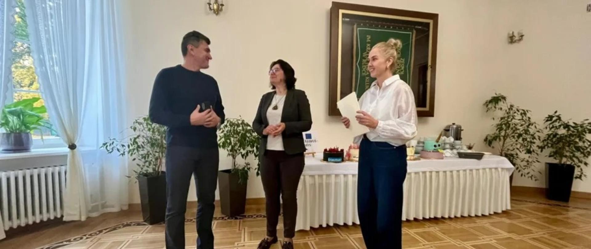 Zaproszony gość wraz z dyrekcją oraz koordynatorem projektu.