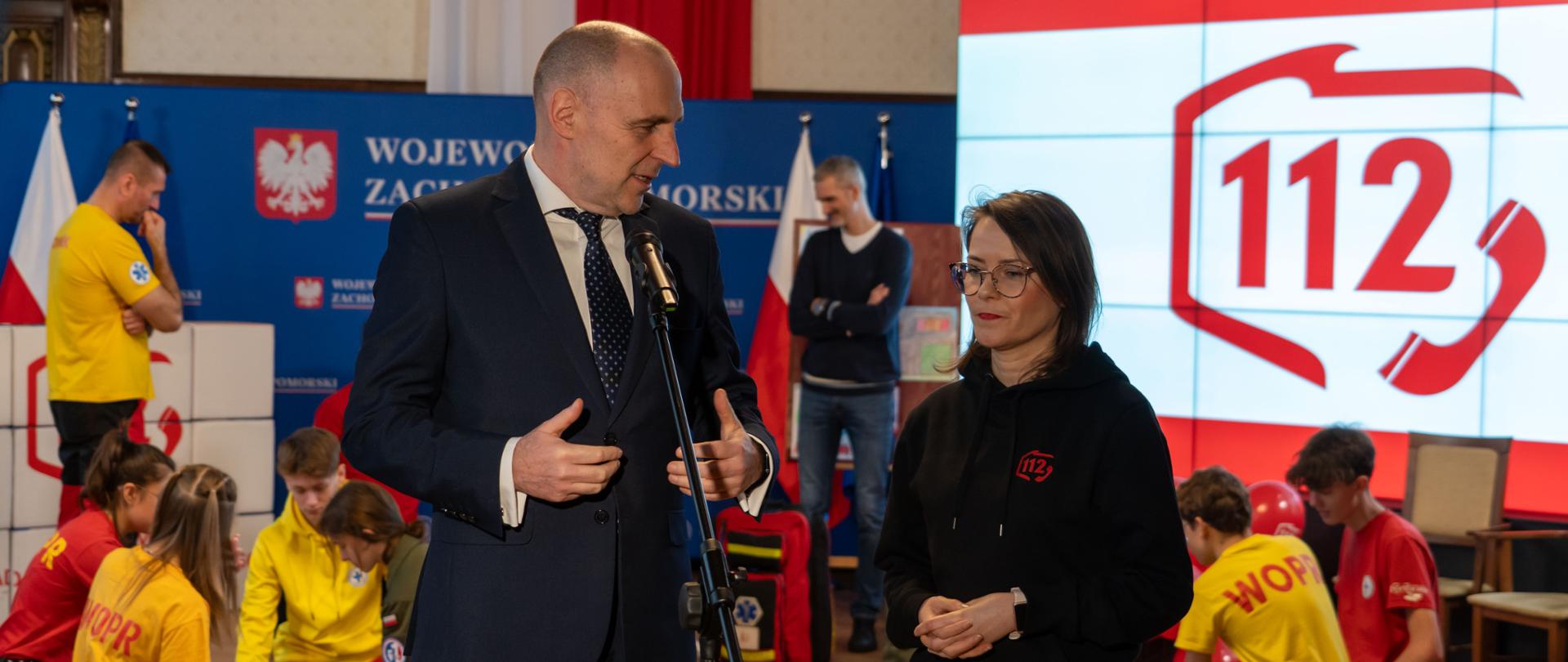 wojewoda i operatorka numeru alarmowego 112