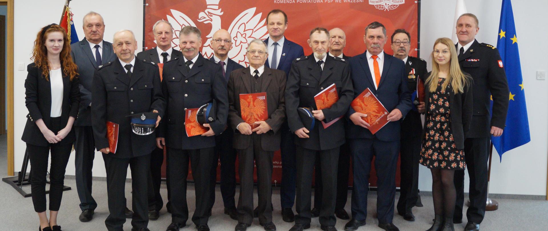 Zdjęcie przedstawia czternaście osób po wręczeniu decyzji