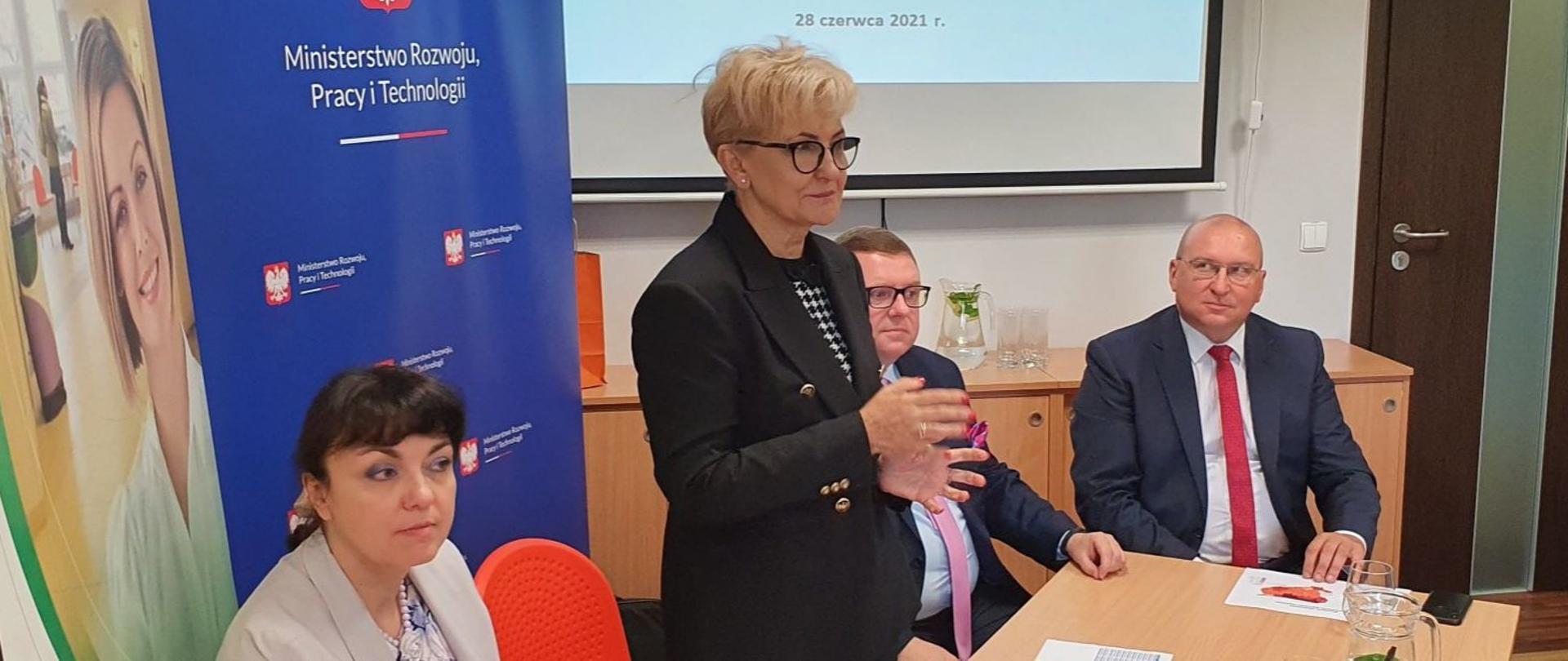 Wicemin. Iwona Michałek na kolejnych konsultacjach projektu ustawy o wspieraniu zatrudnienia.