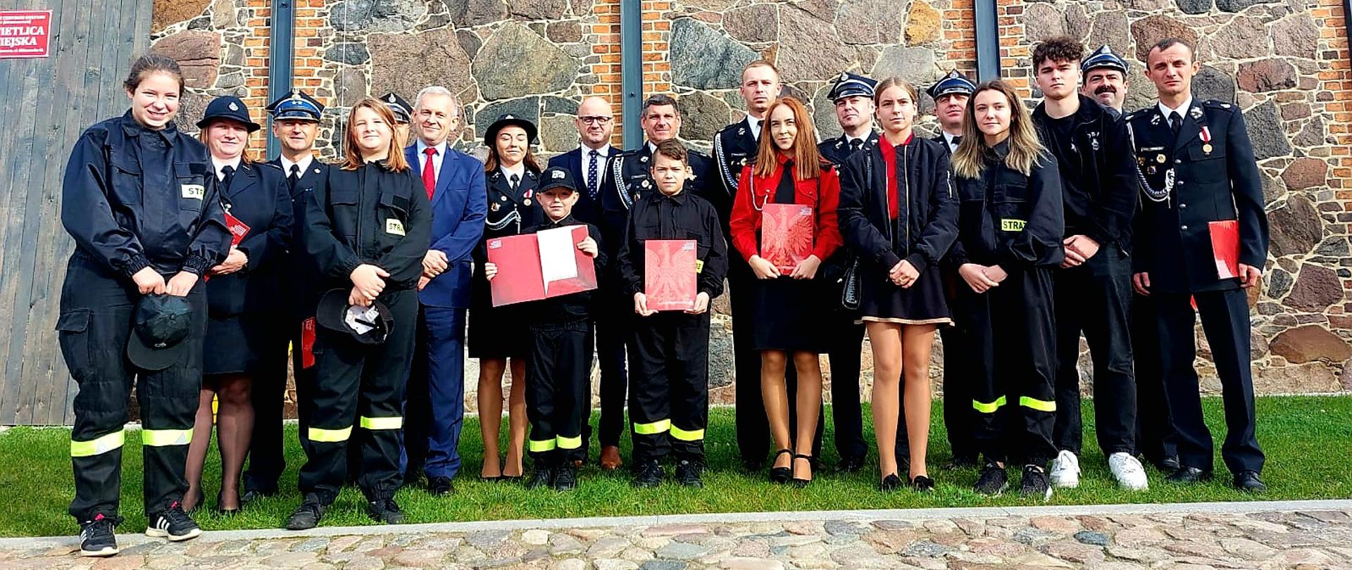 Strażacy oraz samorządowcy podczas wręczenia promes na dofinansowanie dla MDP w 2022 r.