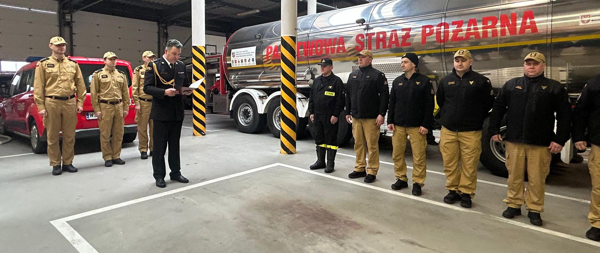 Uroczysta zmiana służby wraz z Komendantem odczytującym rozkaz.