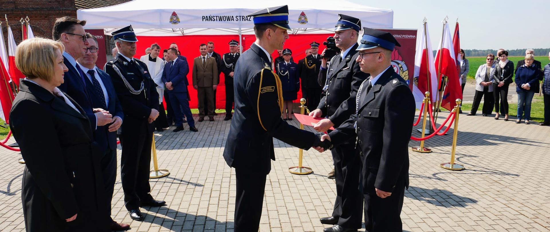 Przekazanie GBA dla OSP Gola - zastepca lkw wręcza akt przekazania reprezentacji OSP gola