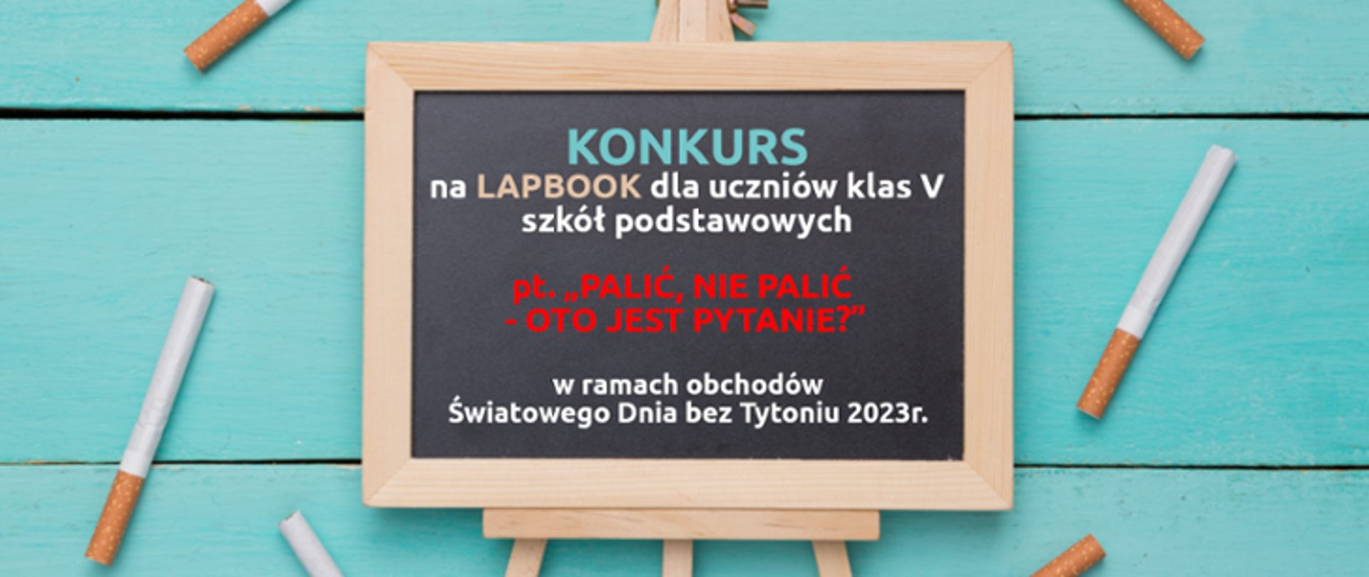 baner konkursu KONKURS na lapbook dla uczniów klas V szkół podstawowych pt.: "PALIĆ, NIE PALIĆ - OTO JEST PYTANIE?" w ramach obchodów Światowego Dnia bez Tytoniu 2023 r. napis na tle tablicy szkolnej, obok rozrzucone papierosy
