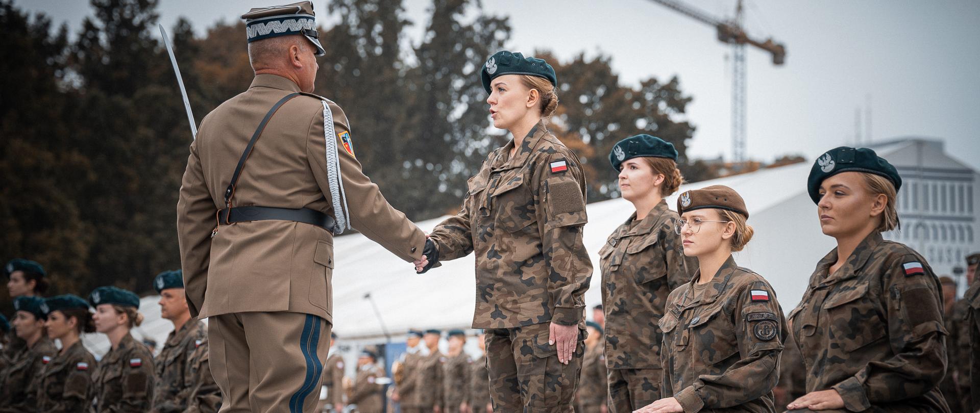 W niedzielę 7 września na Placu Marszałka Józefa Piłsudskiego w Warszawie odbyła się uroczysta promocja oficerska żołnierzy rezerwy oraz Terytorialnej Służby Wojskowej. 