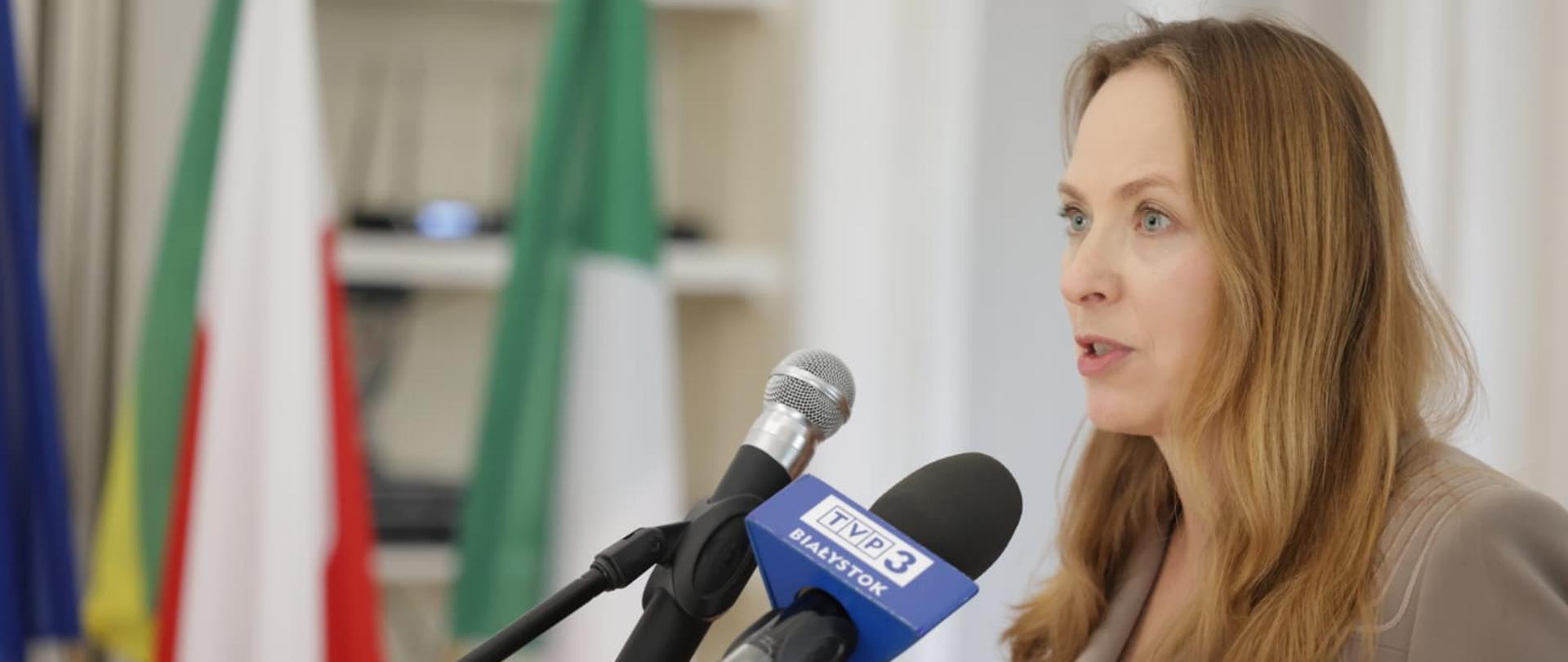 Na zdjęciu pani minister w trakcie konferencji prasowej