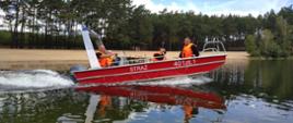 Strażacy w łodzi motorowej na akwenie wodnym