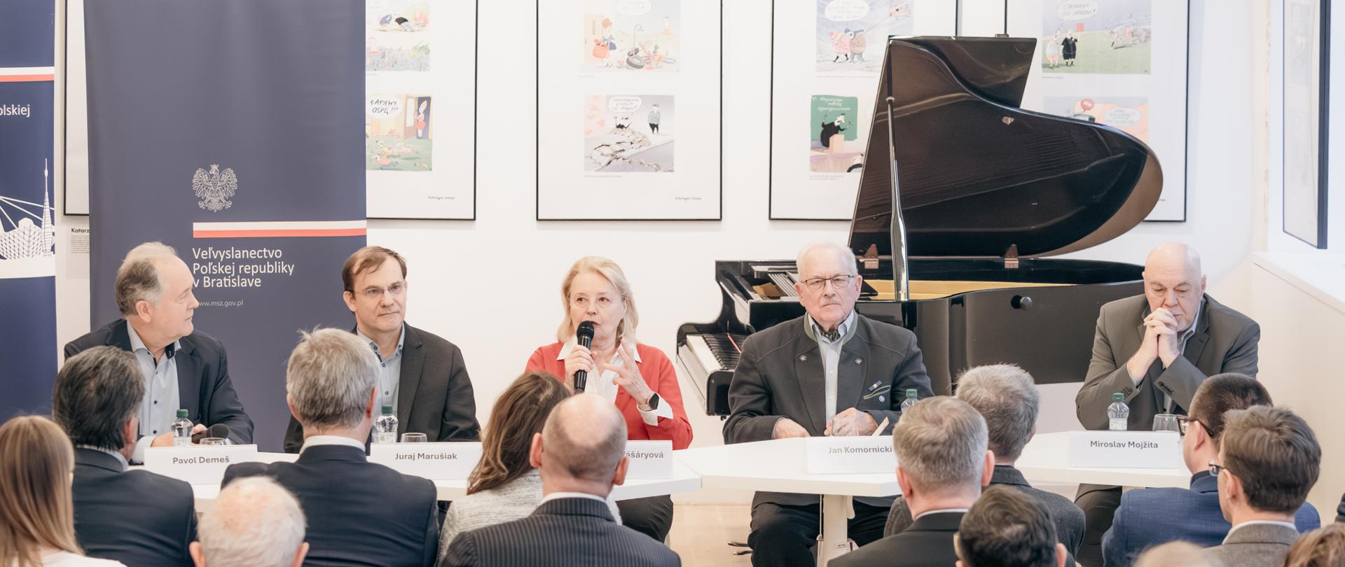 zdjęcie przedstawia uczestników wydarzenia