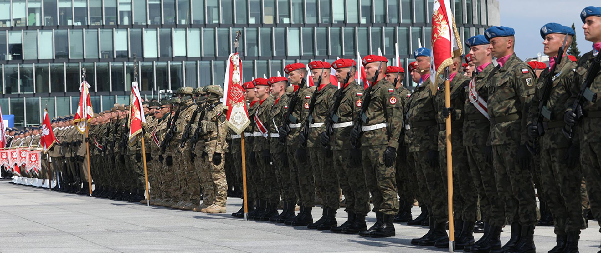 Na zdjęciu pododdziały różnych formacji podczas święta Wojska Polskiego.