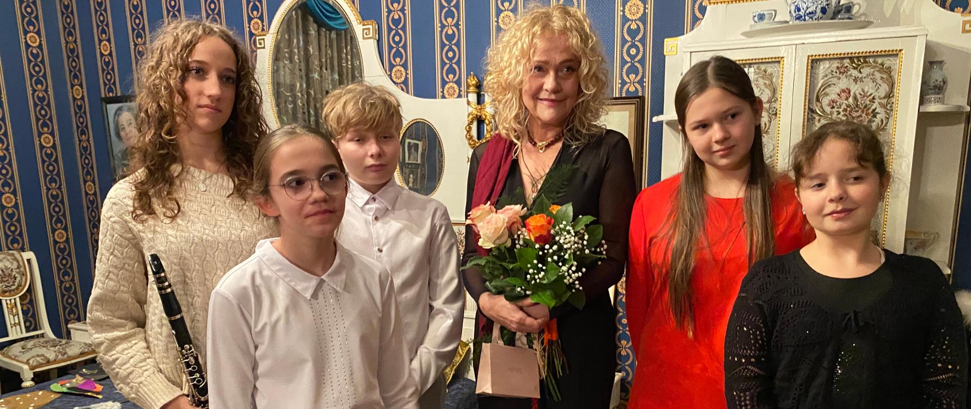 Uczniowie szkoły wraz z Barbarą Gruszką-Zych w Muzeum Historii Katowic