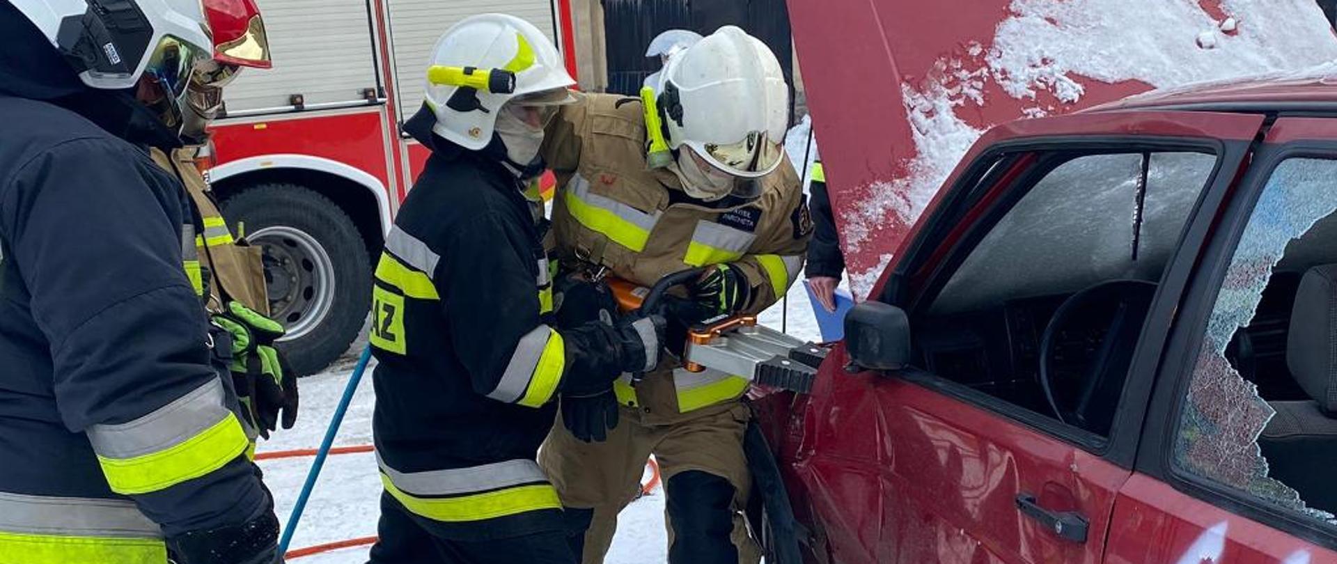 Ćwiczenie polegające na usunięciu drzwi z uszkodzonego pojazdu przy użyciu rozpieracza ramieniowego.