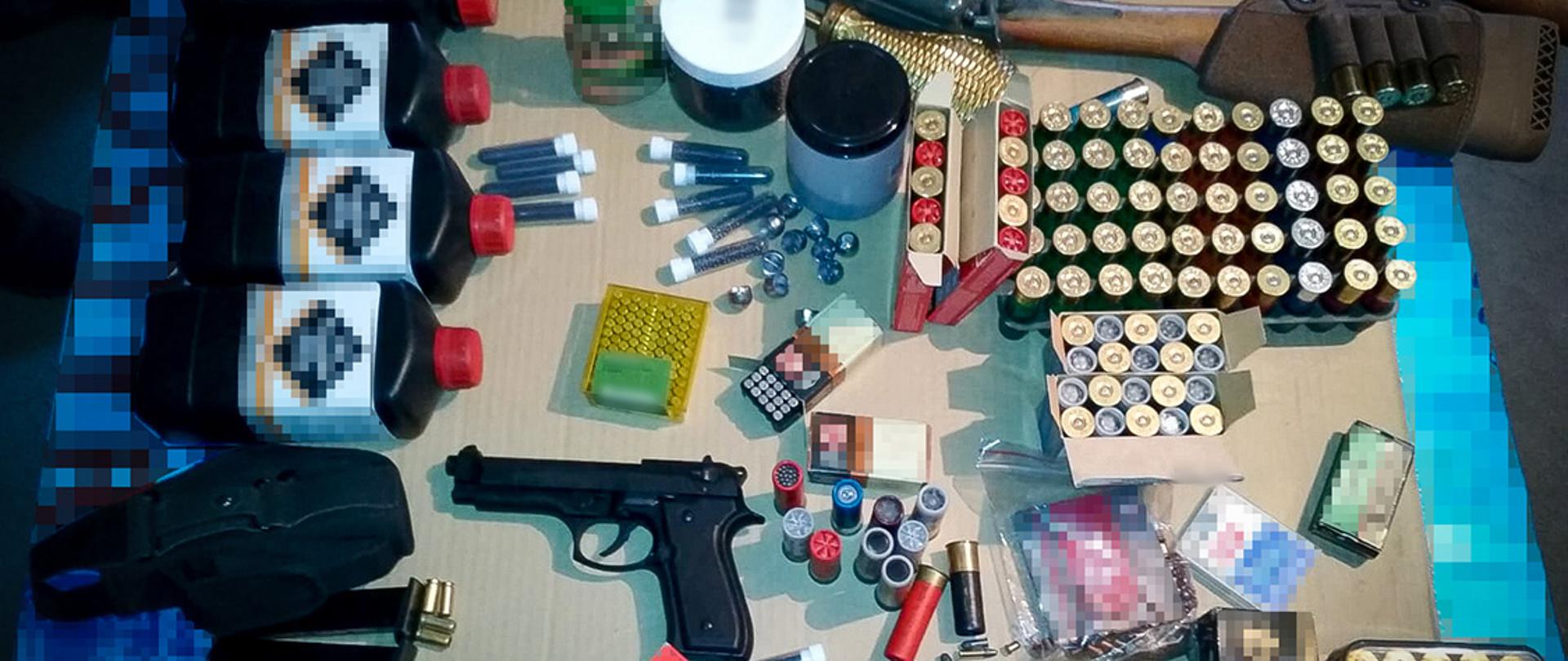 Kolejne uderzenie Łódzkiego pionu PZ PK w międzynarodową zorganizowaną grupę przestępczą handlującą bronią - dowody znajdujące się na stole, m.in. broń oraz amuniacja